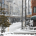 雪の降る街並み。