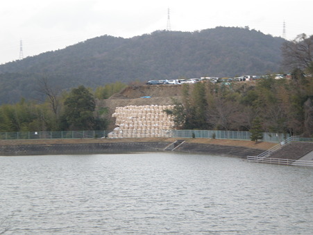 鷹ヶ池と崩落地_02