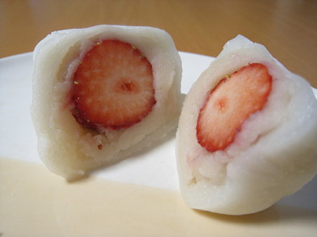 14江口だんご屋　いちご大福（189円）カット