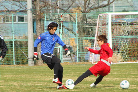 元気にボールをカットされる加藤ｗ。でも足技はＧＫの中でもずば抜けて上手かったです。