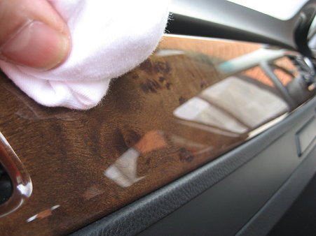 ウッドパネルを磨く