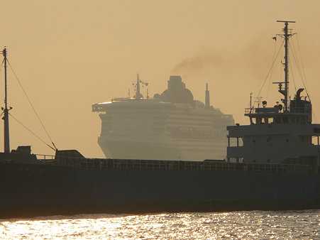 100219-QM2入港 (17)