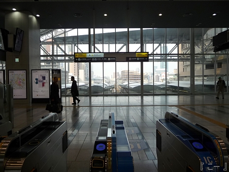 110416-17 大阪駅 (15)