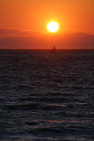 夕陽に浮かび出るヨット!
