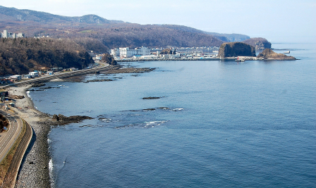 プユニ岬から望むウトロ市街