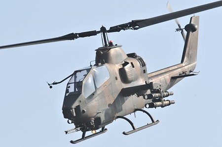 AH-1機首下げ