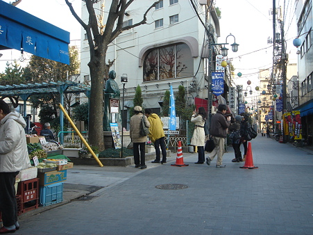 2010年1月30日 坂本龍馬像はこれくらいの大きさ 立会川駅前