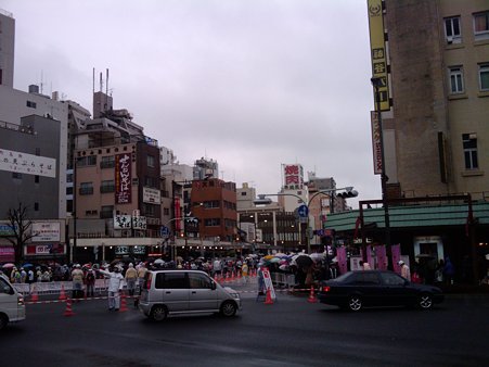 2010年2月28 11時37分 吾妻橋交差点より東京マラソン風景
