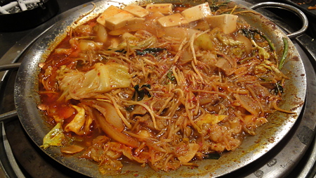 鍋のあとはラーメンを入れて〆　隣はごはん。どっちもうま～い。