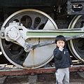 Photos: 3歳の息子とSLの動輪