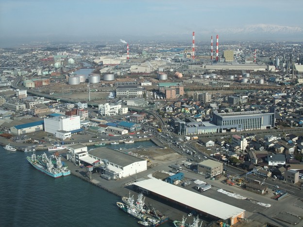 朱鷺メッセから０４　2010-02-25　山の下方面。住宅のほか、大きな工場、火力発電所、新潟空港などが目立ちます。　Exifなし